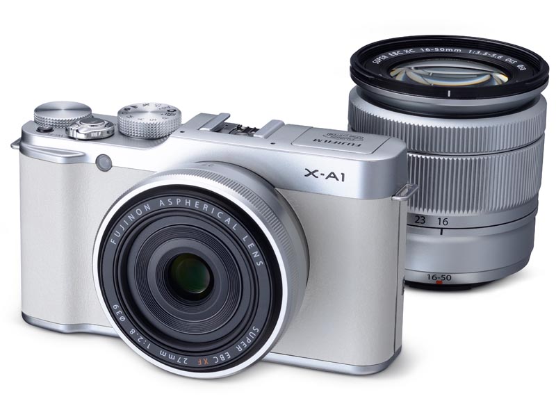 限定セットのX-A1ホワイトカラー。右奥のレンズが「XC 16-50mm F3.5-5.6 OISシルバー」で、カメラボディについている薄いレンズが、通常モデルに付属していない「XF 27mm F2.8シルバー」