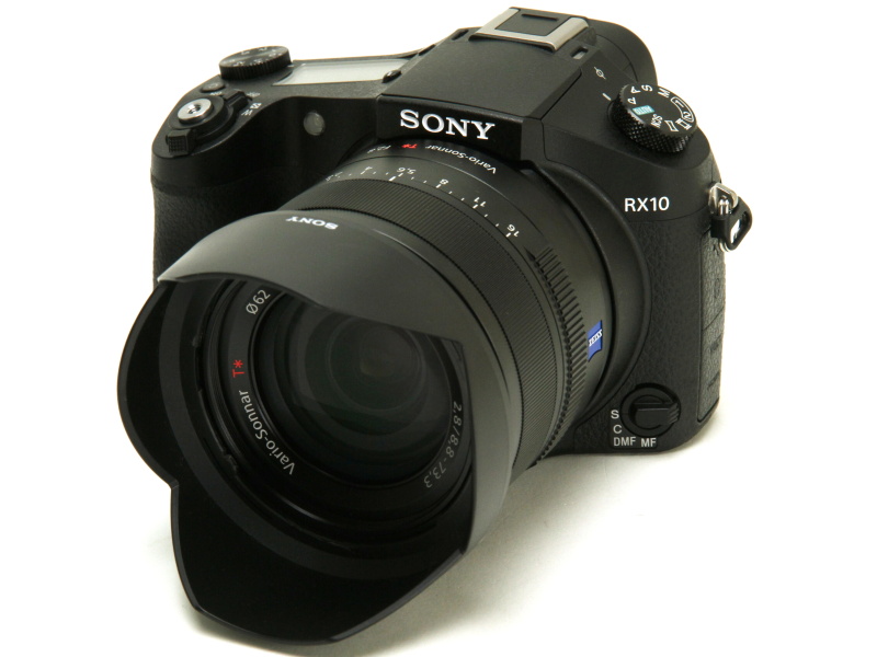 付属のフードを装着したところ