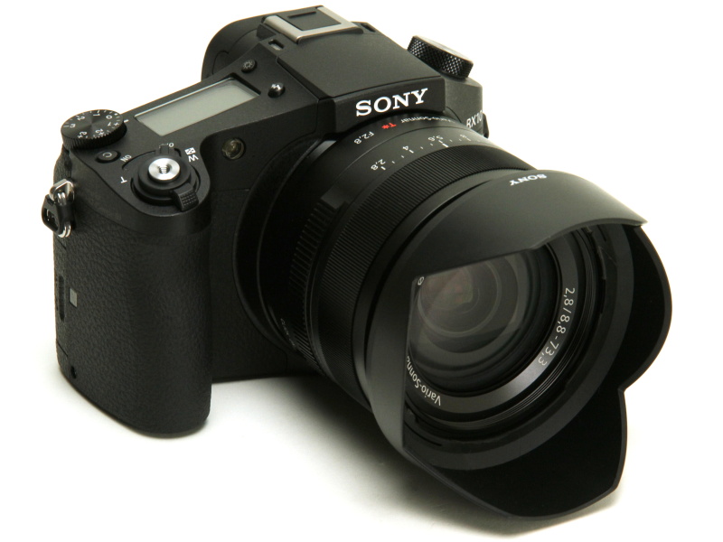 付属のフードを装着したところ