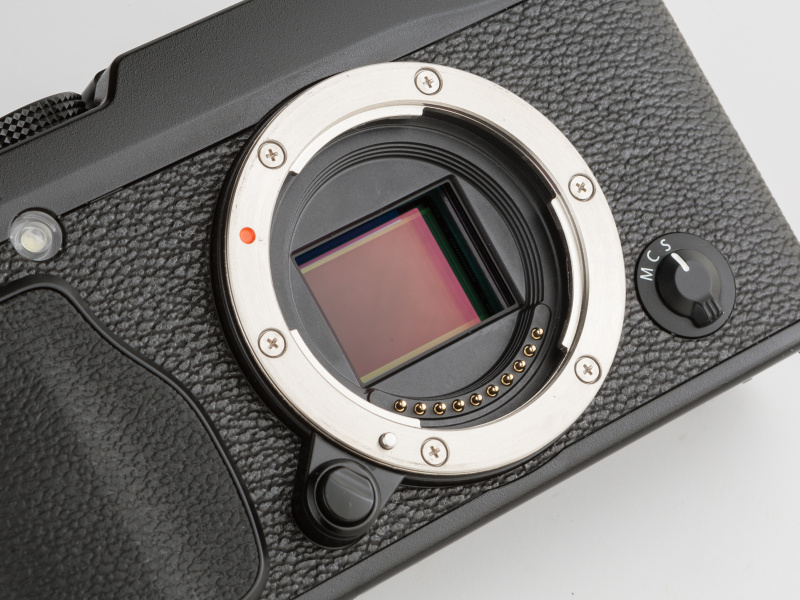 像面位相差画素を搭載したX-Trans CMOS IIセンサーを採用している