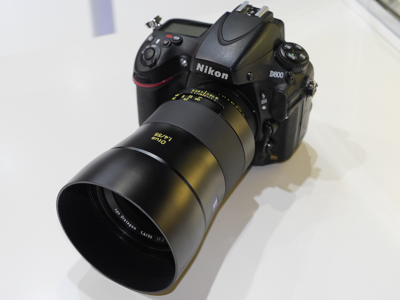 Otus Apo-Distagon T* 1.4/55。一般的な同クラスのレンズよりも大きなサイズという印象を受けた。