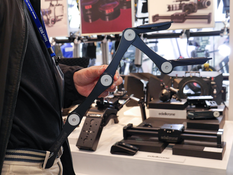 ポケットショット。アームの関節は自在に曲がる。