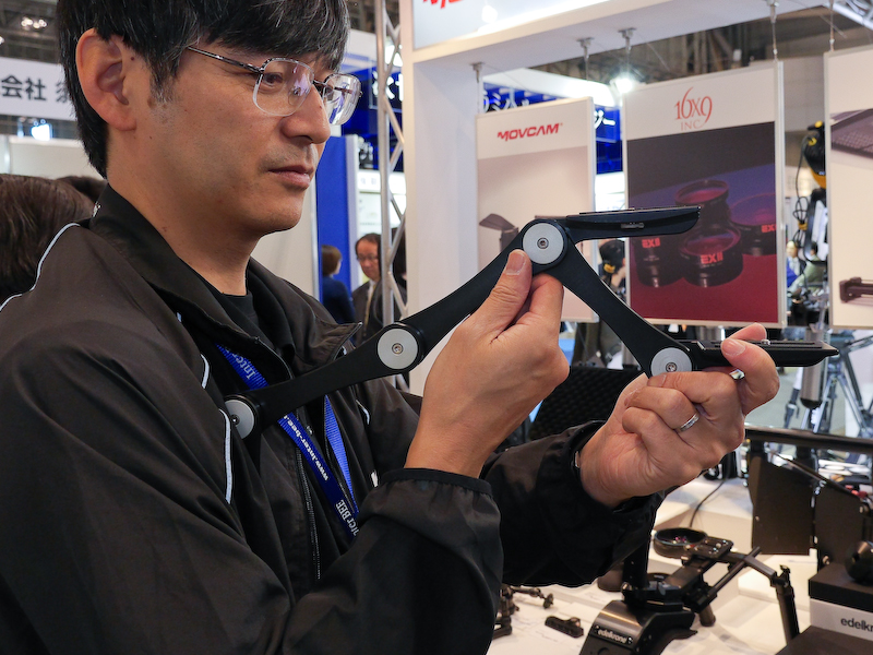 ポケットショット。アームの関節は自在に曲がる。