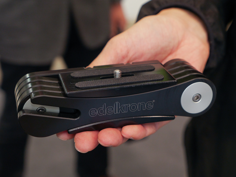 折りたたむとコンパクトになる。