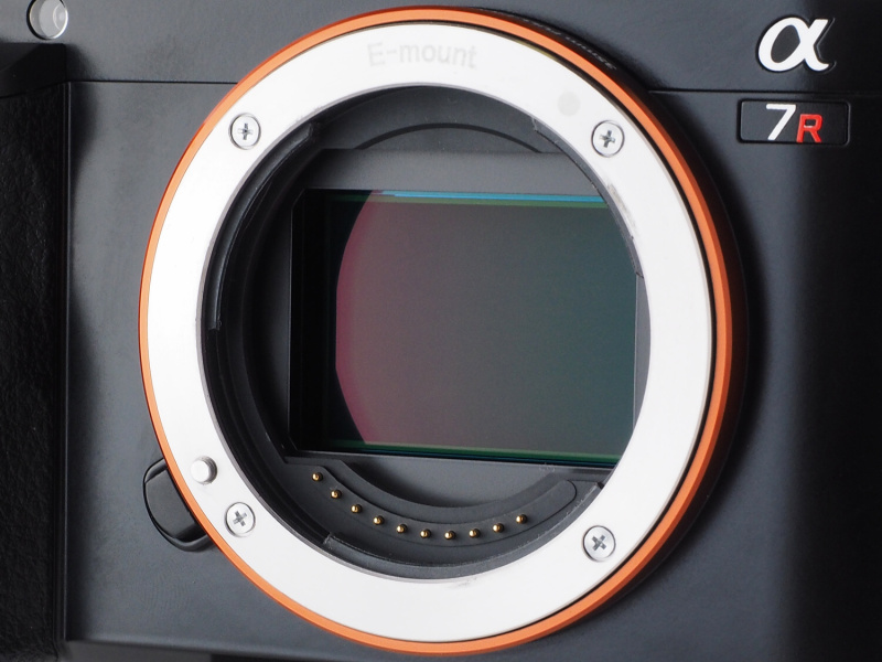 撮像素子はローパスフィルターレス仕様の有効約3,640万画素「Exmor」CMOSセンサー。NEXシリーズと同じEマウントいっぱいにセンサーが設置されている。