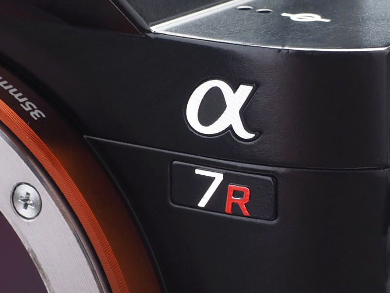 外見は兄弟機のα7とほとんど同じであるが、ロゴの赤い「R」が高画質モデルであることを示している。