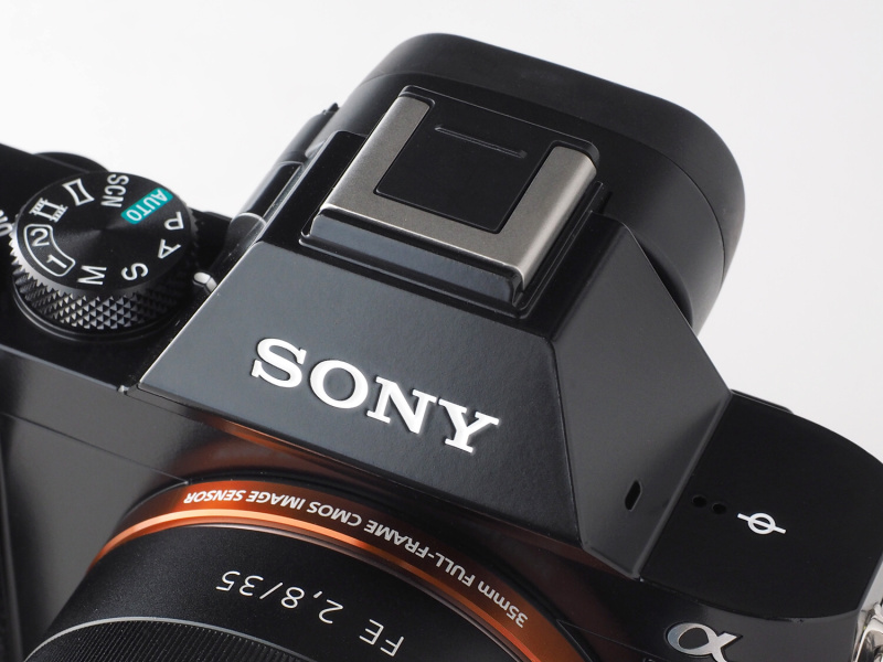 内蔵EVFを納めるカバー。大胆なカッティング形状は賛否両論あるが、インパクトが大きいデザインであることは間違いない。フラッシュは内蔵しない。