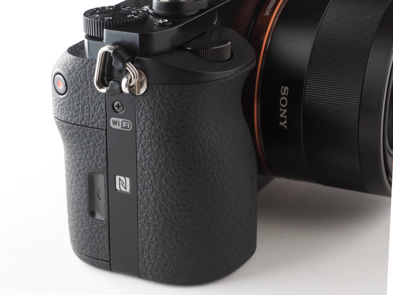 グリップは形状も質感もよく、ホールディング性に優れている。