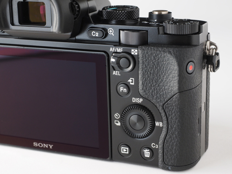 背面の操作系はNEX-7やRX1の系統に似かよっている。ファインダーに接眼しながらの操作は慣れが必要だが、ミラーレスカメラとしては優れた操作性をもつといえる。