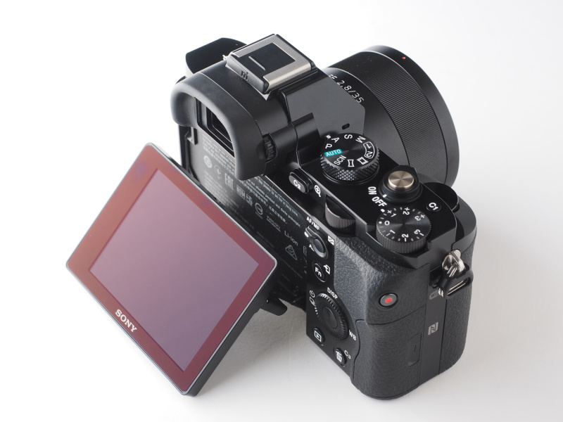 上方向に約90度、下方向に約45度まで角度を調節できるチルト式の液晶モニター。