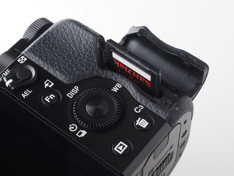 記録メディア室はカメラ側面に独立している。SDXC/SDHC/SDメモリーカード、メモリースティックPROデュオ/同PRO-HGデュオ/同XC-HGデュオを使用可能。