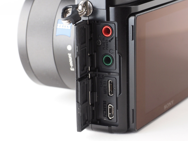 インターフェースはマイク端子、ヘッドホン端子、マイクロUSB端子、HDMIマイクロ端子が装備される。Wi-Fi機能はNFC対応のスマートフォンなら端末のタッチだけで接続することができる。