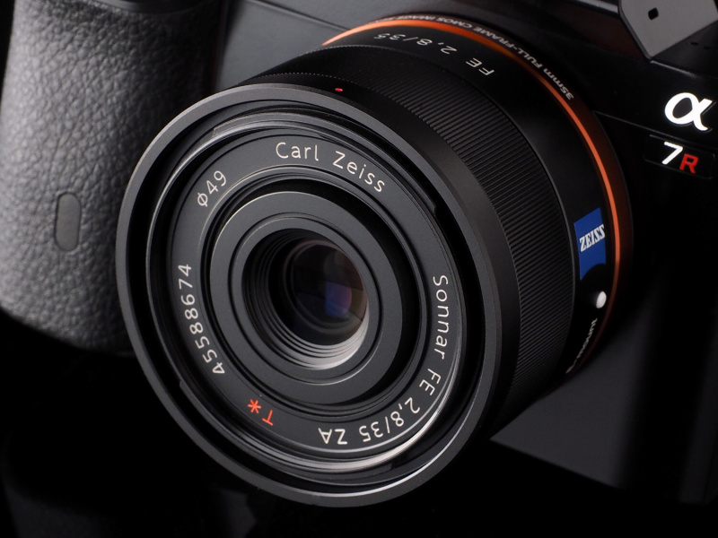 今回の試写で使用した「Sonnar T* FE 35mm F2.8 ZA」。α7Rに伴って開発されたフルサイズ対応FEレンズのうちのひとつ。ツァイスレンズの高い描写性能でα7Rの本領を発揮することができる。