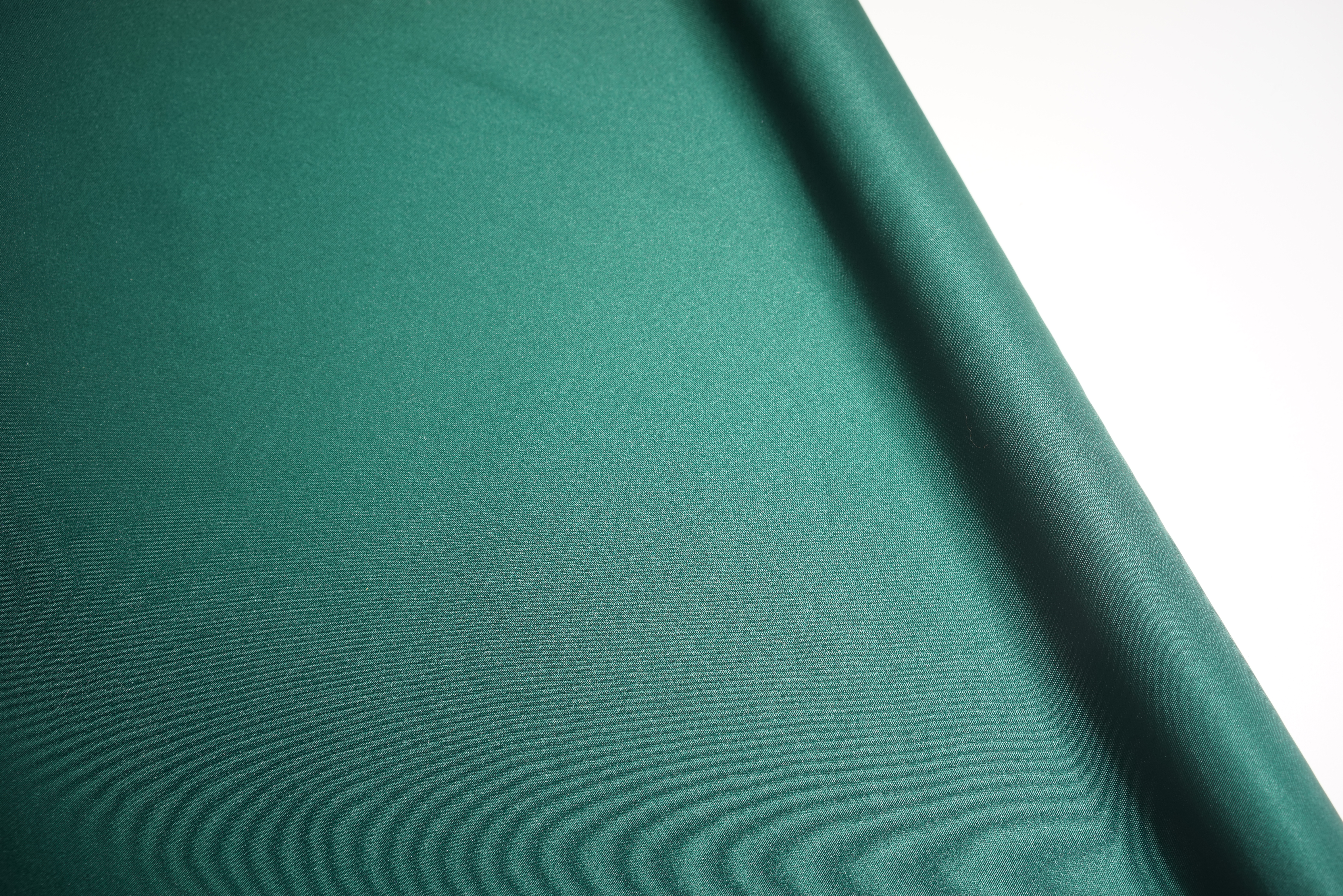 偽色の発生しやすい織り目の明確な布を撮影してみたところ、ピント部分に偽色・色モアレが発生した。しかし発生具合は比較的軽微で、一般的な撮影条件では作画に問題が起こるような影響は心配しなくてもよいだろう（クリックで等倍表示）。