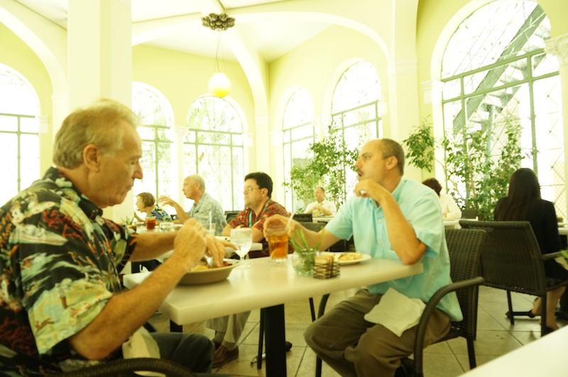 まずはお腹が空いたのでお昼ごはん♪ ハワイ最初の食事は、ダウンタウンにある<a href="http://www.aloha-street.com/gourmet/dp/8308/" class="n" target="_blank">カフェジュリア</a>。写真映えする料理を注文するため、周りのお客さんの食べている料理を見て、ウエイターさんに「あのお客さんが食べているものを♪」と注文。お腹が空いていても、写真を撮ることは忘れられないみたいです。