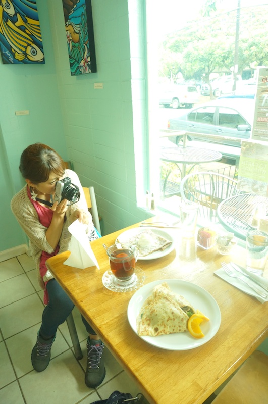 明るい窓際の席でお目当てのシュガークレープを撮影♪。料理の向きや背景に入る要素をこだわりながら撮影していました。2人で甘いシュガークレープとしょっぱいエッグクレープを1枚ずつチョイス。シェアしながら、甘い×しょっぱいの絶品の組み合わせを堪能しました!!