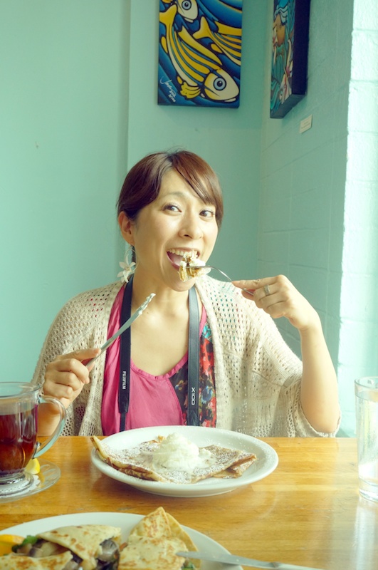 念願のシュガークレープを食べることができて幸せそうな山本さん。山本さんは美味しいものを食べると「美味しい〜〜〜！！！」と全身で表現するので、クレープを作った店員の方もうれしそうでした。