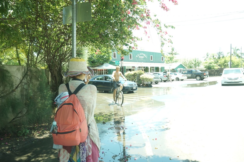 ラニカイの高級住宅街を抜けて、カラパワイマーケットへ。自転車で走る人が目の前を通り過ぎた瞬間をパチリ♪ 突然現れた一瞬のシャッターチャンス。撮影した写真を見せてもらうと、構図、色、露出などすべてがピッタリで、本当に写真家さんってすごいなぁと思いました。