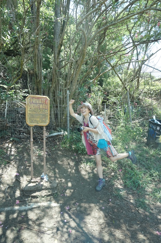 カイヴァリッジのトレイル入口に到着！　足下は岩がゴロゴロしているので、スニーカーやトレッキングシューズがオススメです。ビーチから30分程度で行ける場所なのに、本格的なトレッキングコースがあることにビックリです。