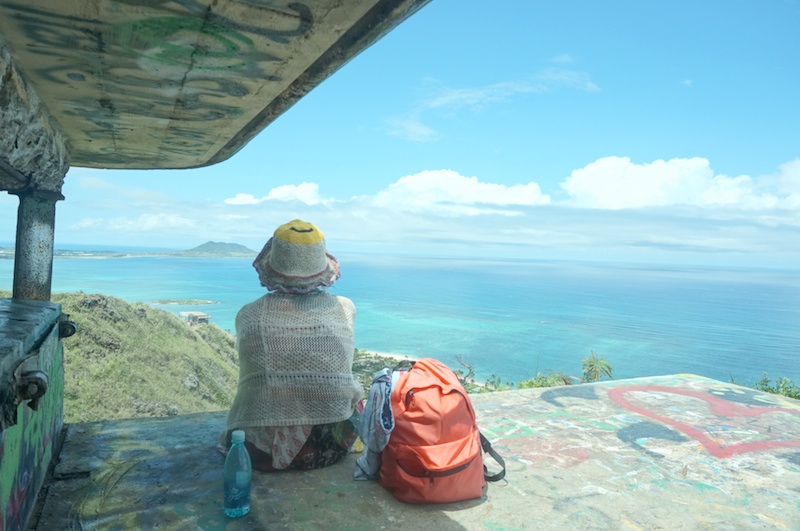 トレイル入口から約30分ほどで頂上に到着。ほどよい疲労感で、涼しい風がとても気持ちよかったです。時間を忘れ、頂上の小屋からカイルアとラニカイのビーチを眺めていました。