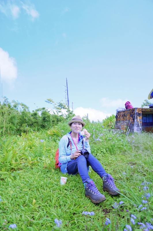 ジャングルツアーの最終地点では、コオラウ山脈全景とホノルルの街並み、青い海を見ることができました。絶景を見ながらいただいたお茶とクッキーの味は絶品!!