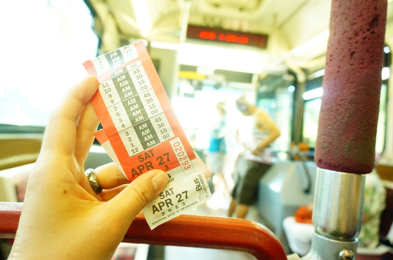 ハワイのTheBusは、どこまで行っても大人は片道2ドル50セント。乗車する際に運転手に「トランスファー，プリーズ」と言って、乗り換え用のトランスファーチケットをもらうと、2時間以内に1回限り乗り換えが無料になります。