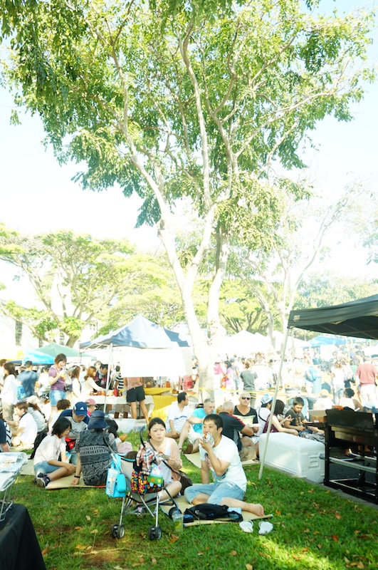 毎週土曜日に開催されるKCCファーマーズ・マーケット。新鮮な野菜や、パン、ピザ、パンケーキ、お花屋、フレッシュジュースなど、たくさんのお店がズラリと並んでいます。ここで買ったパンケーキは、今まで食べた中で一番美味しい！ と山本さんは大絶賛!! 買ったパンケーキを芝生の上において、かわいらしく撮影していました。