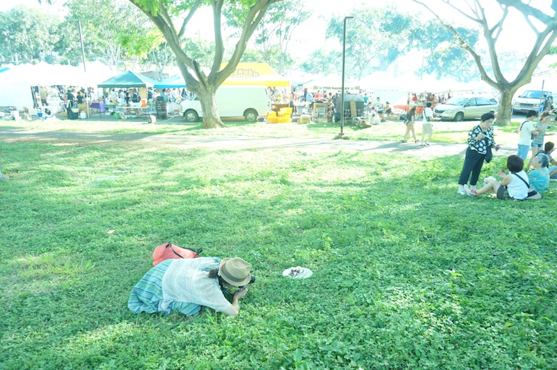 毎週土曜日に開催されるKCCファーマーズ・マーケット。新鮮な野菜や、パン、ピザ、パンケーキ、お花屋、フレッシュジュースなど、たくさんのお店がズラリと並んでいます。ここで買ったパンケーキは、今まで食べた中で一番美味しい！ と山本さんは大絶賛!! 買ったパンケーキを芝生の上において、かわいらしく撮影していました。