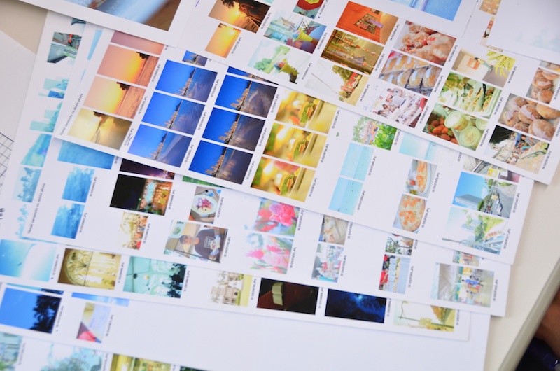 山本さんが撮影した莫大な量の全写真をサムネイル印刷。本の構成に合う写真を相談しながら選んでレイアウト用紙に貼り付け、ラフを作っていきます。