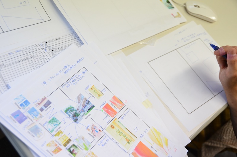 山本さんが撮影した莫大な量の全写真をサムネイル印刷。本の構成に合う写真を相談しながら選んでレイアウト用紙に貼り付け、ラフを作っていきます。