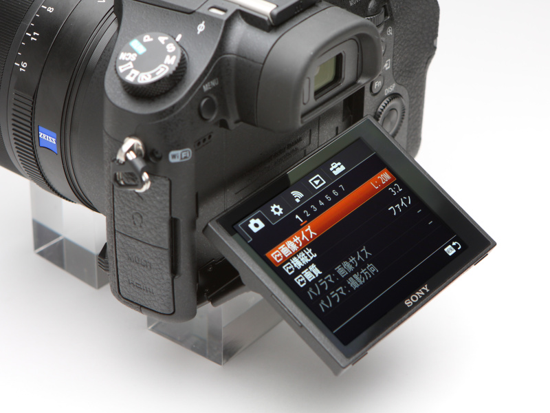 液晶モニターは3型122万ドット。チルト式としている。