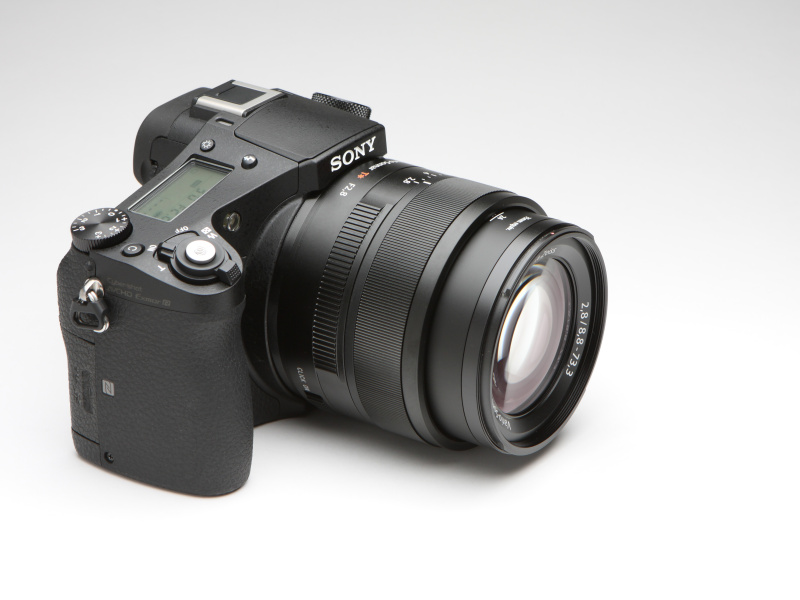 左よりレンズ収納時、ワイド端24mm相当、テレ端200mm相当。テレ端では、さすがに大きくレンズが繰り出す。