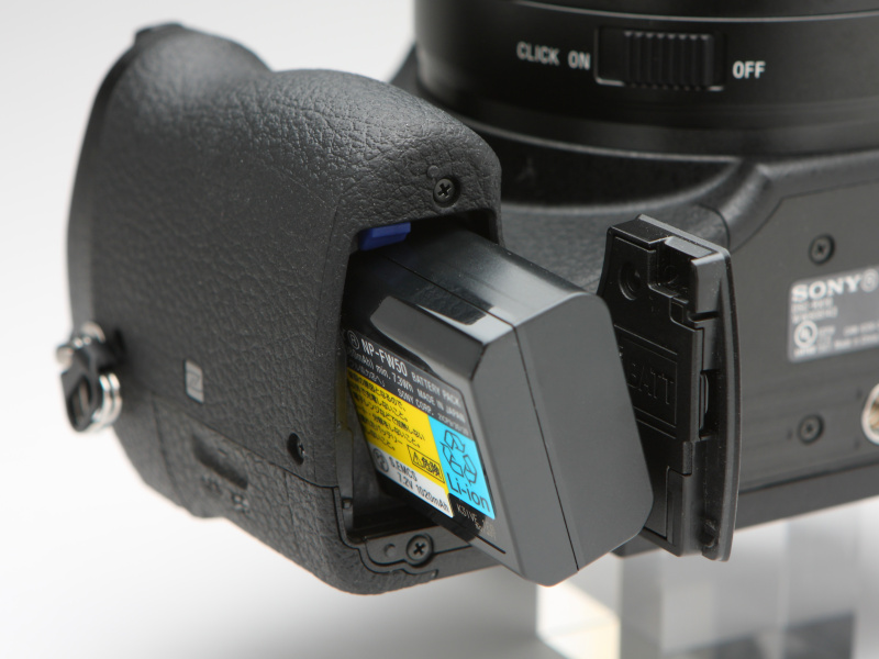 バッテリーはNP-FW50を採用。フル充電からの撮影可能枚数は、液晶モニター使用時で約420枚、EVF使用時で約340枚。