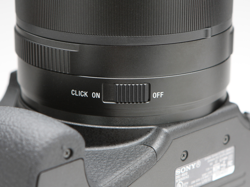 絞りリングのクリックのON/OFFスイッチが備わる。静止画撮影時にはクリックがあったほうが使いやすく感じることだろう。