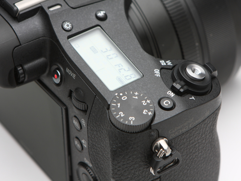 シャッターボタン側のトップカバーには、±3段まで補正可能な露出補正ダイヤルのほか、露出やISO感度、WBなどの設定値を表示する液晶表示パネルを配置。