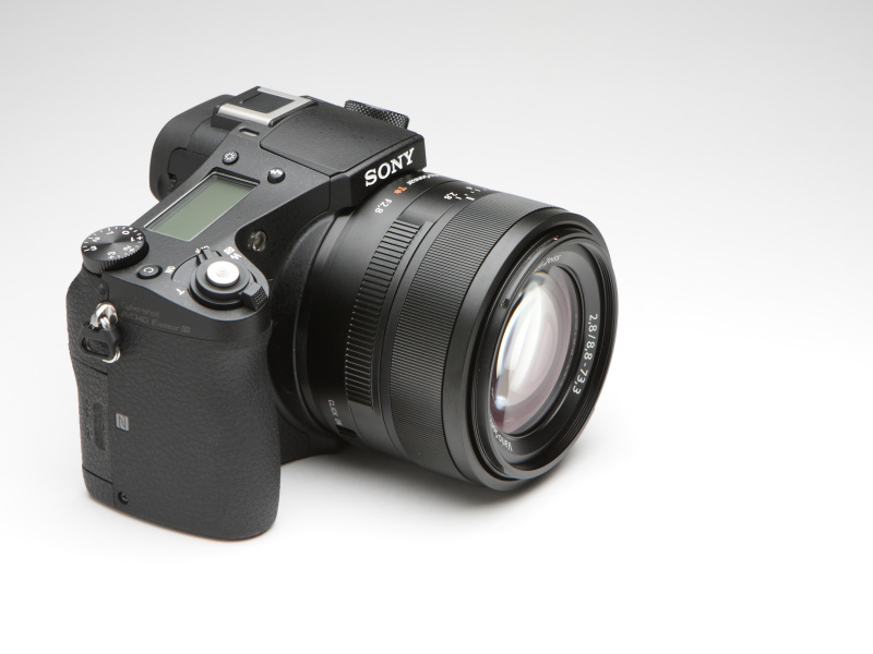 左よりレンズ収納時、ワイド端24mm相当、テレ端200mm相当。テレ端では、さすがに大きくレンズが繰り出す。