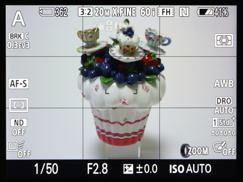 液晶モニターの表示画面。左より全情報表示、情報表示なし、ヒストグラム表示。格子線はデフォルトでは表示されない。