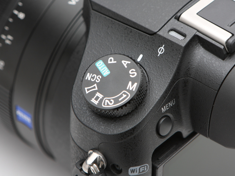 撮影モードダイヤルは、背面左手側に設置。