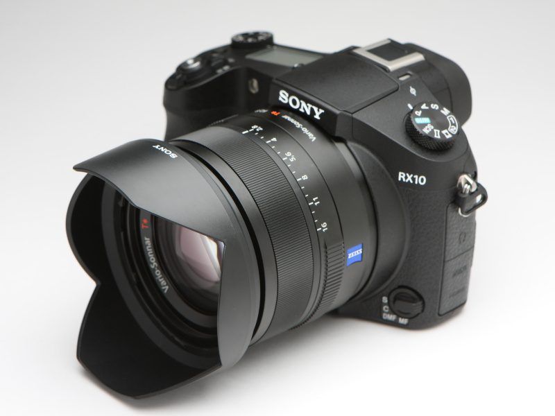 花型のフードが付属。装着すると、より押しの強い印象となる。フィルター径は62mm。