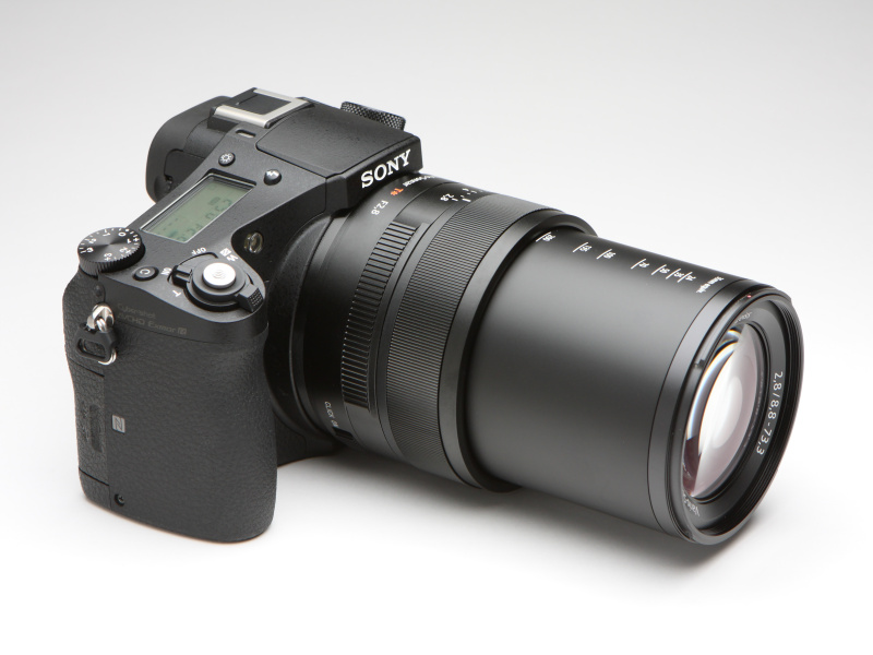 左よりレンズ収納時、ワイド端24mm相当、テレ端200mm相当。テレ端では、さすがに大きくレンズが繰り出す。