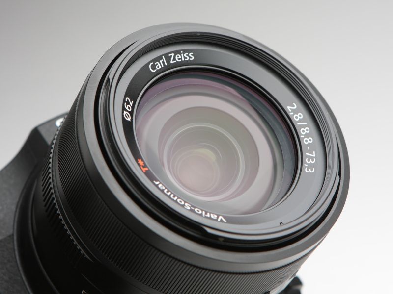 レンズは、カールツァイス・バリオゾナーT* 8.8-73.3mm F2.8を搭載。レンズ構成は、非球面レンズ7枚、EDガラス1枚を含む11群14枚。