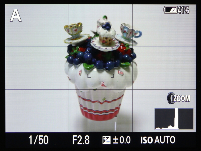 液晶モニターの表示画面。左より全情報表示、情報表示なし、ヒストグラム表示。格子線はデフォルトでは表示されない。