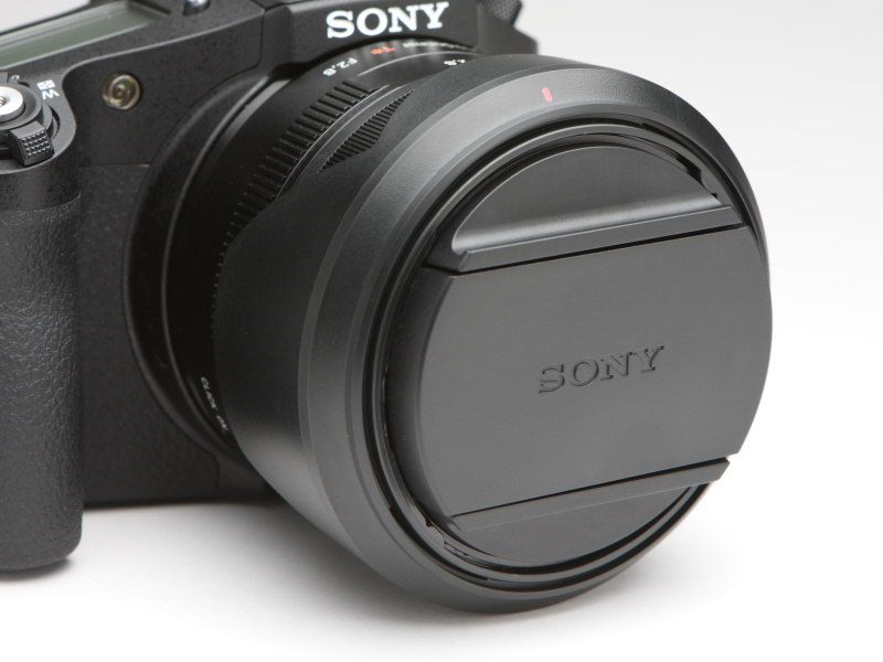 レンズキャップは、RX1/RX1Rのものと同様のデザインとしている。フードは逆付け可能