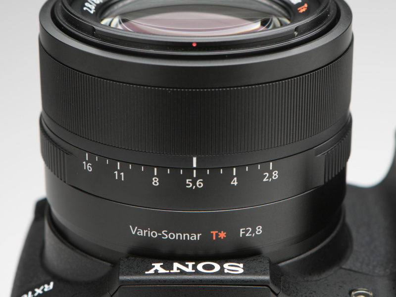 絞りリングは1/3段ステップで設定が可能。この部分のつくりの印象は、RX1/RX1Rに準ずる。