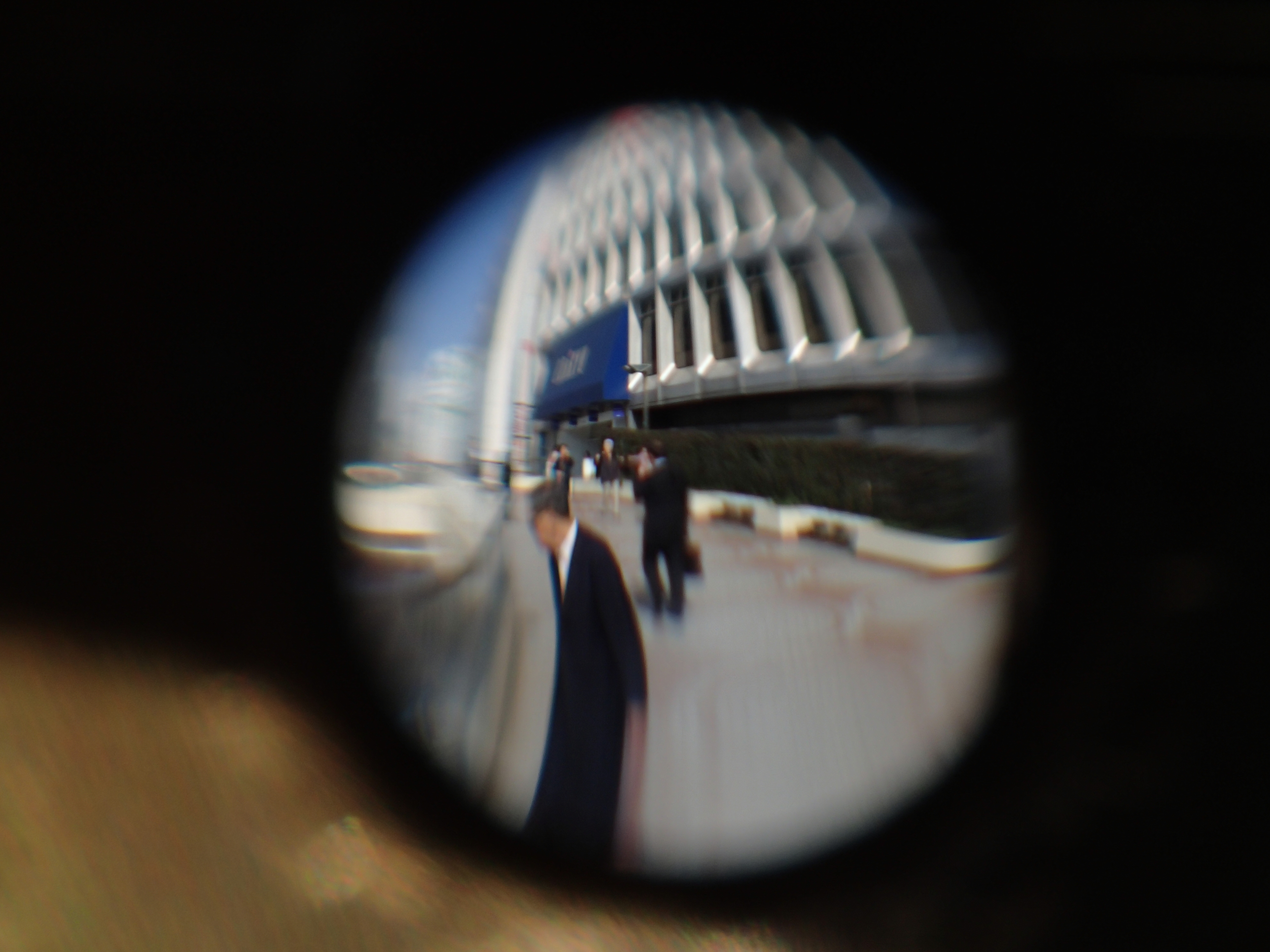 新宿西口駅前での撮影。幻想的な写りのレンズだけに、ピント合わせはなかなか難しい。シャッター半押しでAFロックし、さらに5円玉レンズを前後させながらピントを合わせる。