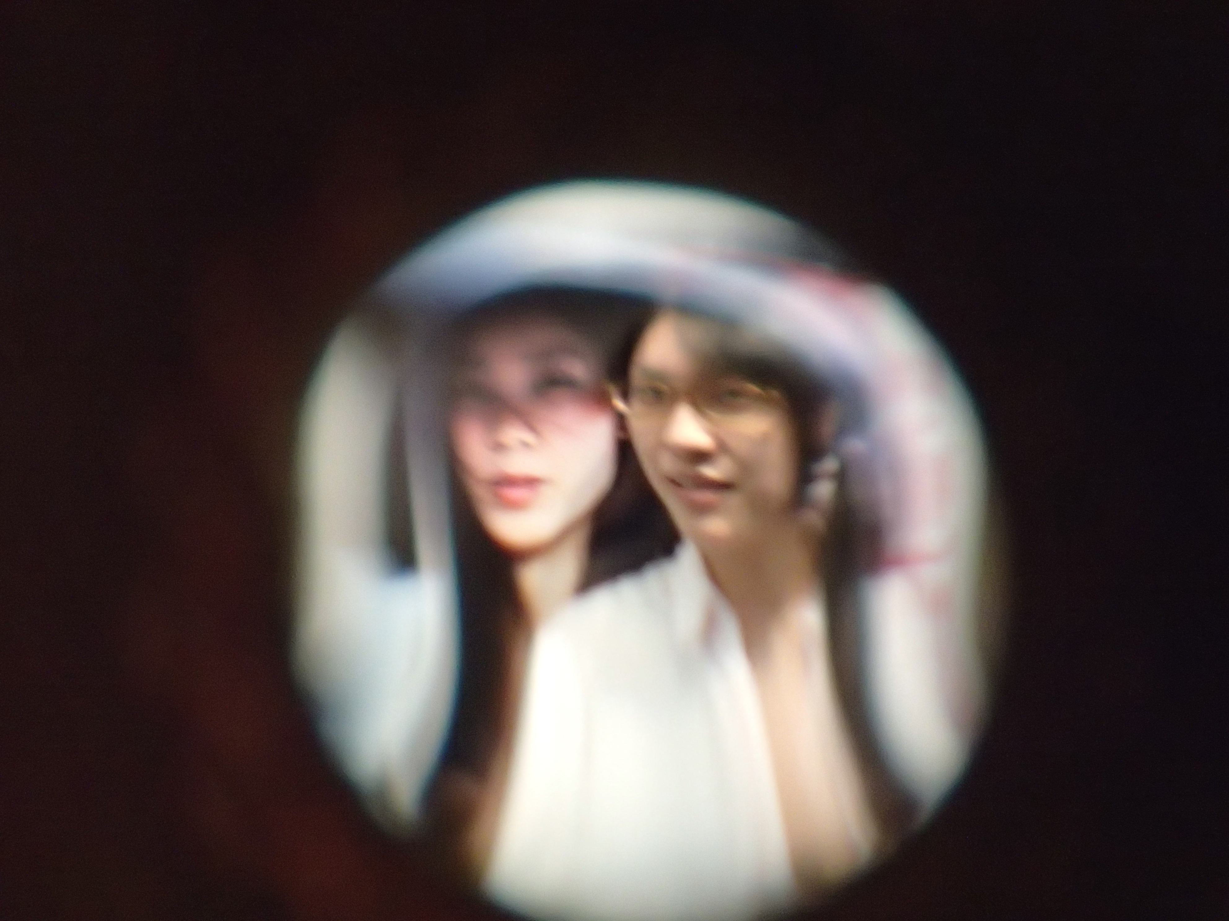 同じくインベカヲリ★さんの個展会場にて。右がインベさんご本人で、左がインベさんが撮影した展示中の写真作品。しかしレンズ描写がナニ過ぎて、女性が2人並んでいるようにしか見えない。