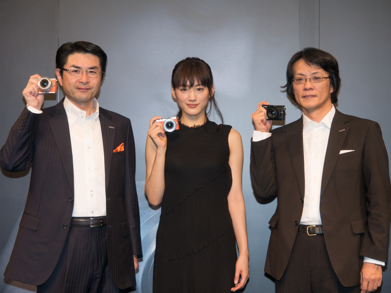 左から原昭一郎氏、綾瀬はるかさん、北尾一朗氏