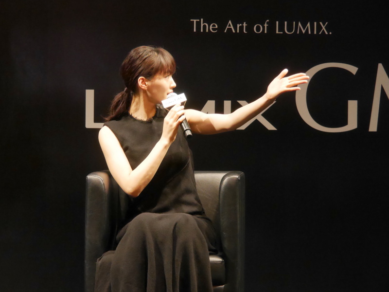 会場内の写真を示しながら、CM撮影を振り返る綾瀬さん