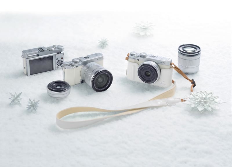 限定セット「FUJIFILM X-A1プレミアムホワイトボックス」は12月14日に発売。通常モデル（シルバー、ブラウン、レッド）にはないホワイトボディが目をひきます。さらに特製のストラップとボディケースが付属。　1,000セット限定で価格はオープン。店頭予想価格は8万9,800円前後です。