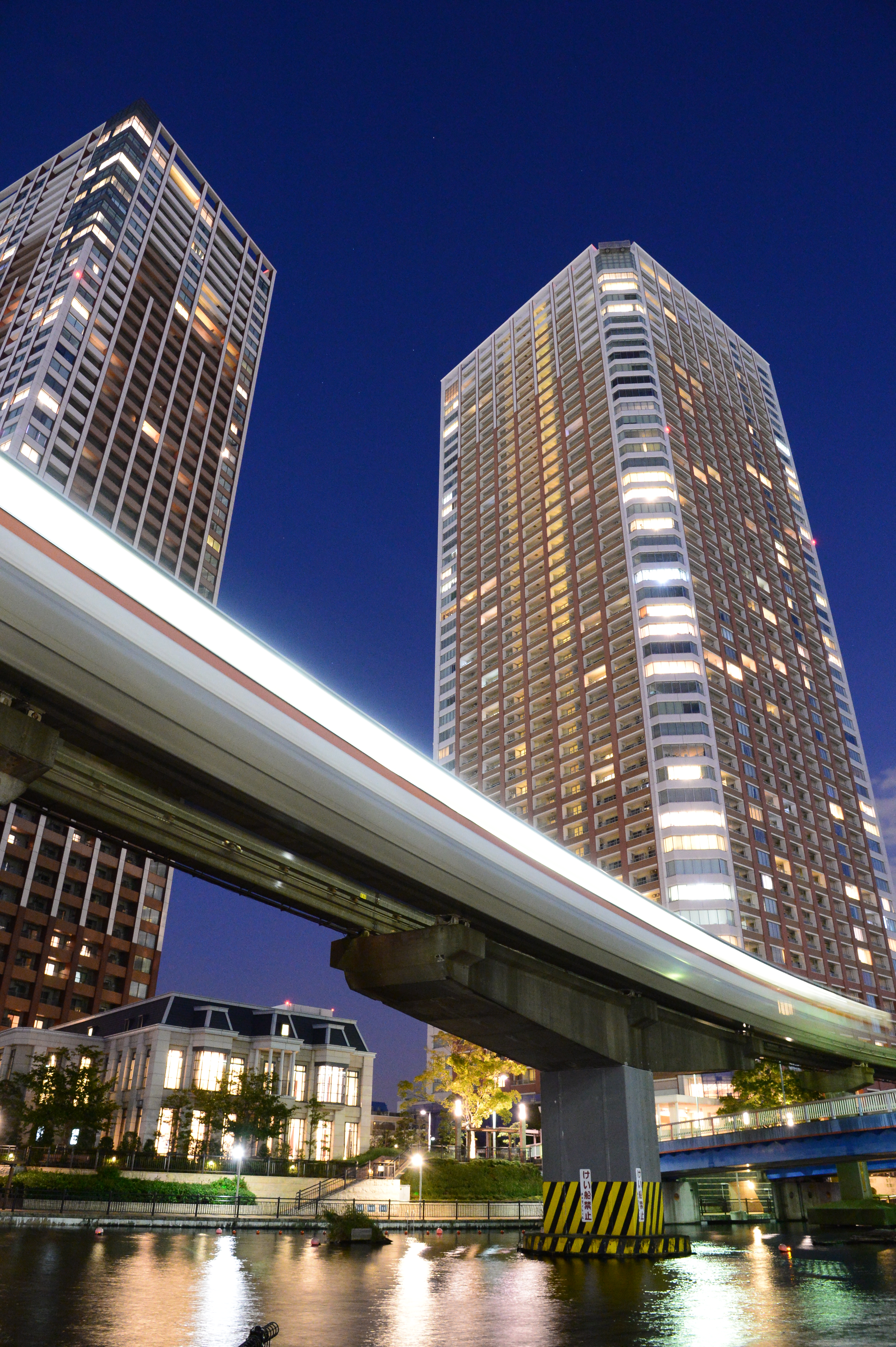 Df / AF-S NIKKOR 24-120mm F4 G ED VR / ISO6400 / F11 / 2秒 / 24mm